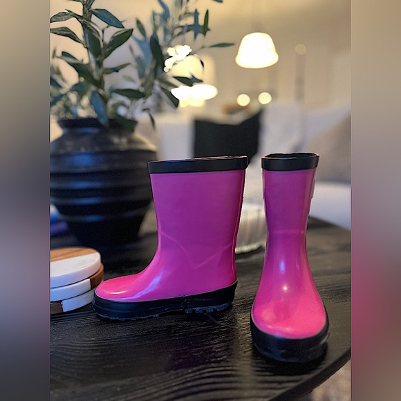 KIDS STONZ RUBBER BOOTS - BASICALLY NEW, WORN ONCE - Picture 2 of 3